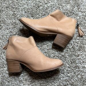 Toms Leila Tassel Zip Ankle Bootie In Sandstorm Tan